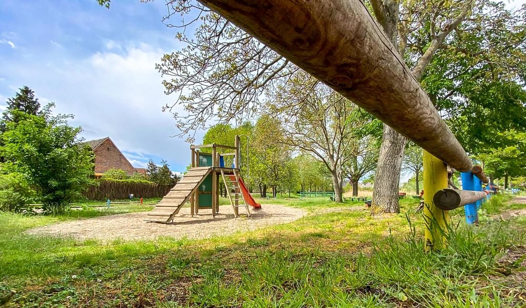 Auch das Grün auf dem Spielplatz in Großkühnau braucht Pflege.