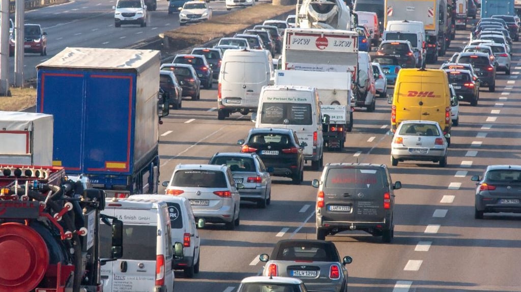 Durch einen Verkehrsunfall kam es zu einem langen Stau auf der A36 (Symbolbild).