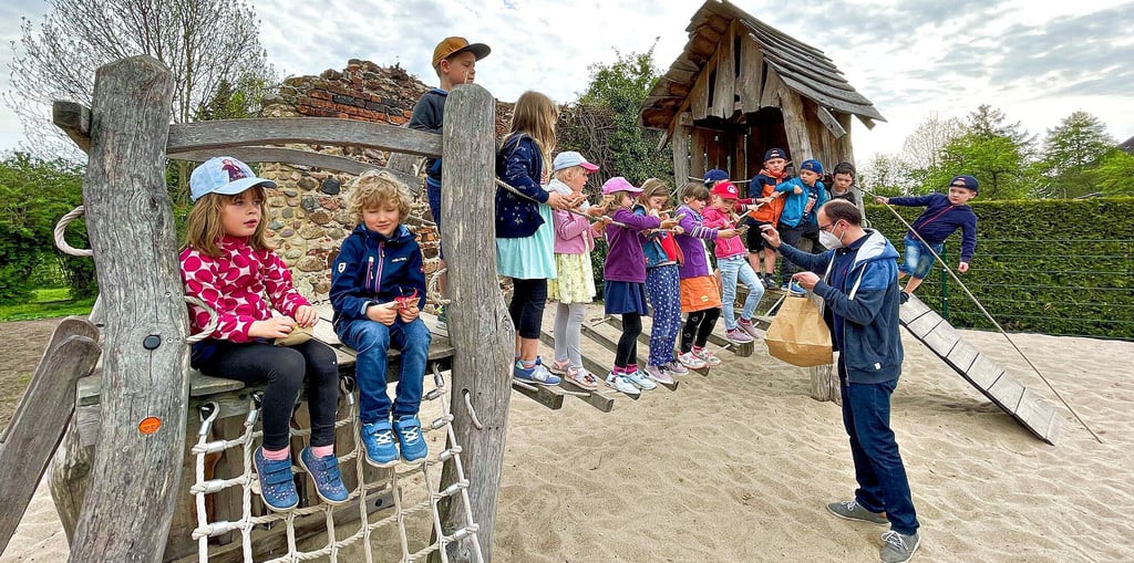Christian Krutzger vom Verein Spindestuben überreicht den Vorschulkindern in Kemberg kleine Präsente.