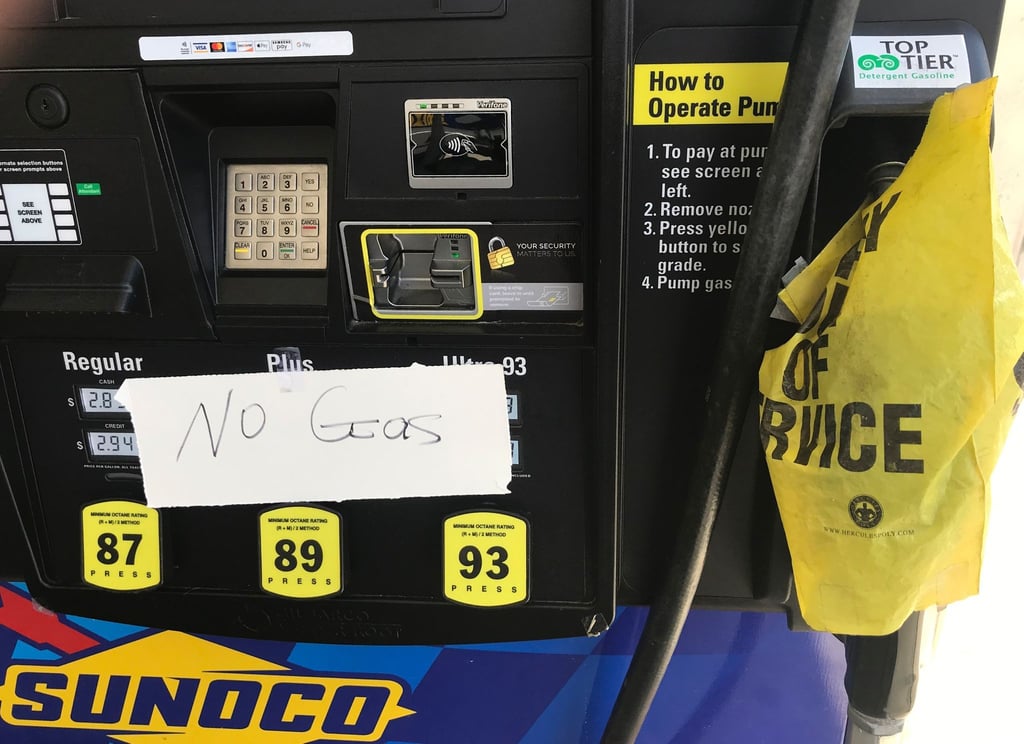 „No Gas“ (kein Benzin) steht an einer Tankstelle in Bethesda, einem Vorort der US-Hauptstadt Washington.