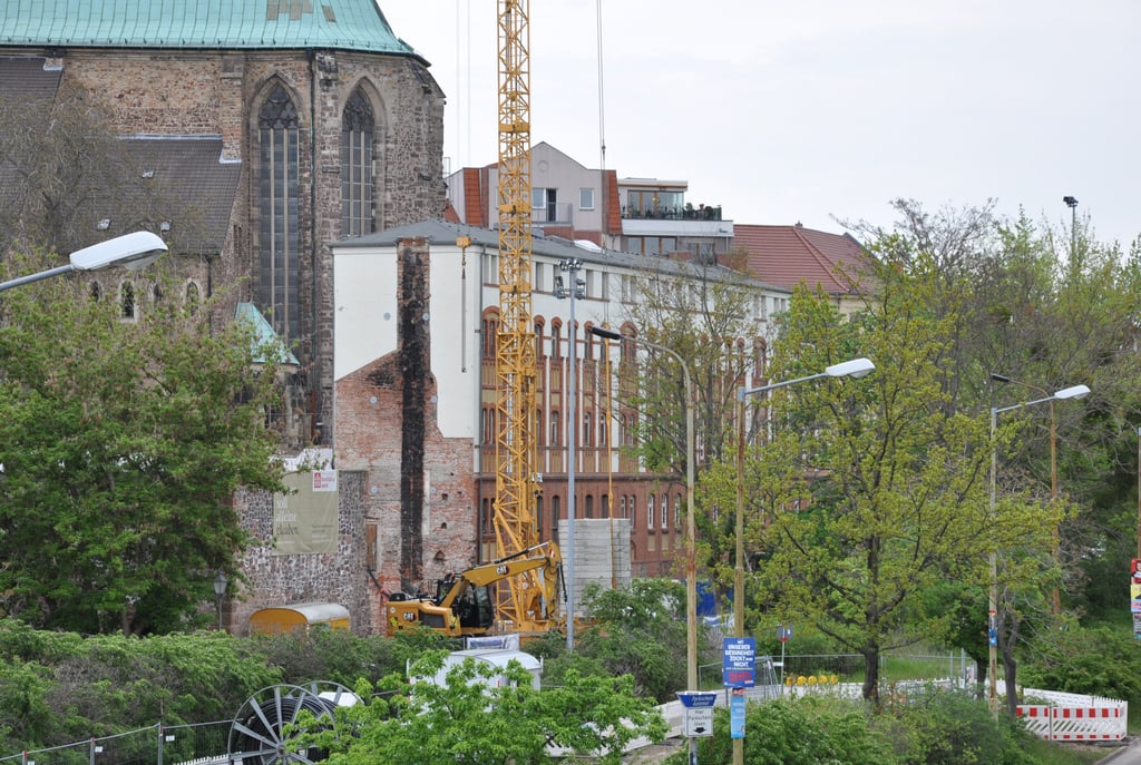 In dem ehemaligen Hygieneinstitut in Magdeburg (Haus hinter dem Kran) sollen neue Wohnungen entstehen. Dafür wird zunächst die Fassade des Gebäudes saniert.