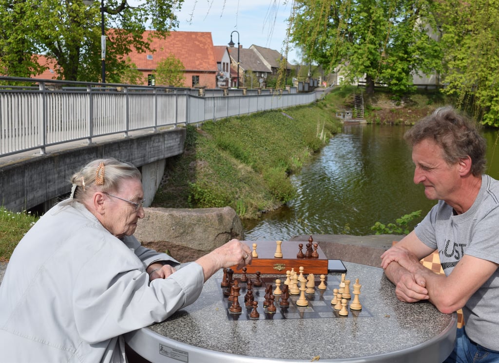 Direkt am Mühlenteich mitten in Flechtingen trafen sich Lisa Köhler und Wilhelm Busse zum Schachspielen. Wilhelm Busse hatte seine Schachfiguren mitgebracht und auf dem neuen Schachtisch aufgestellt.