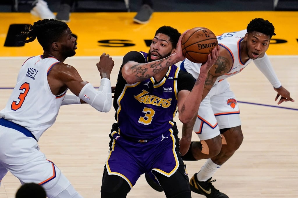 Anthony Davis (M) siegte mit den Los Angeles Lakers gegen die New York Knicks.