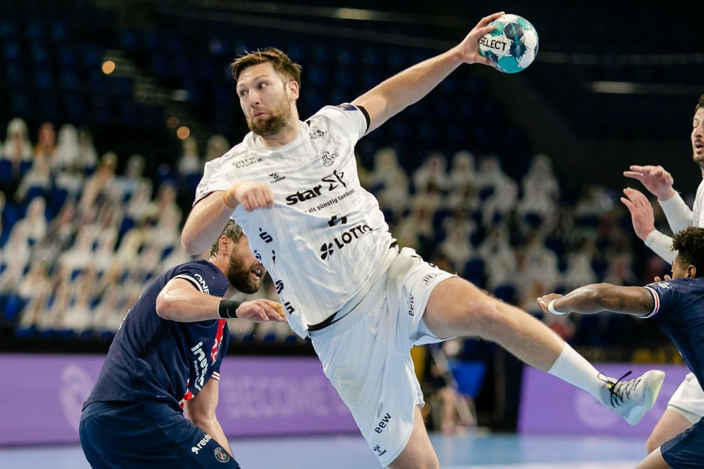 Der Kieler Harald Reinkind wirft auf das Tor von Paris Saint-Germain.