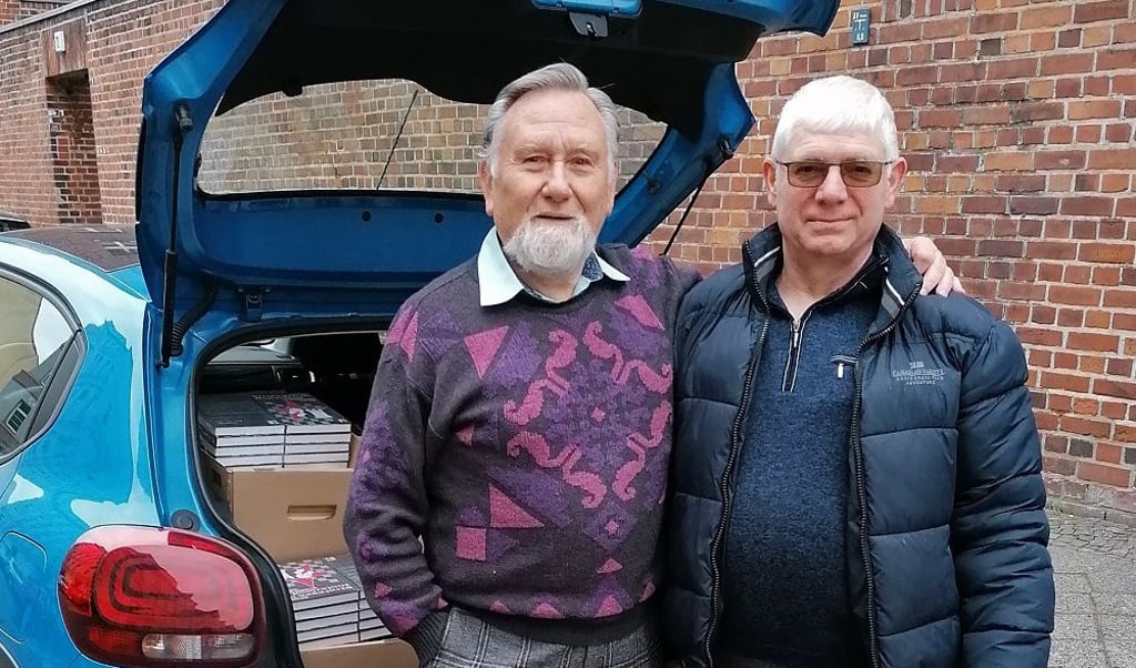 Rolf Voland (l.) übergibt die ersten Schachbücher an Thomas Richter.
