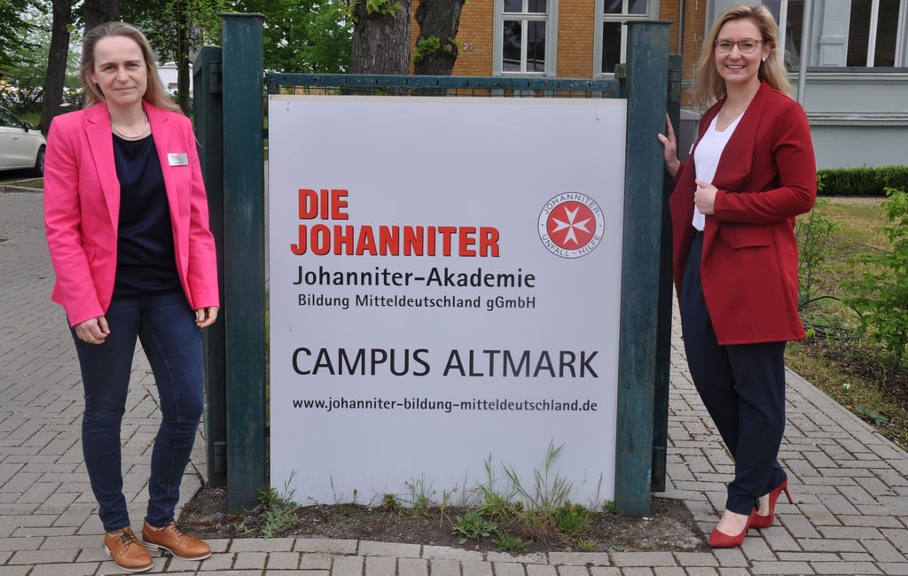 Dina Maurer (links) und Maggy Maaß von der Johanniter-Akademie Mitteldeutschland freuen sich über den Tag der Pflege.