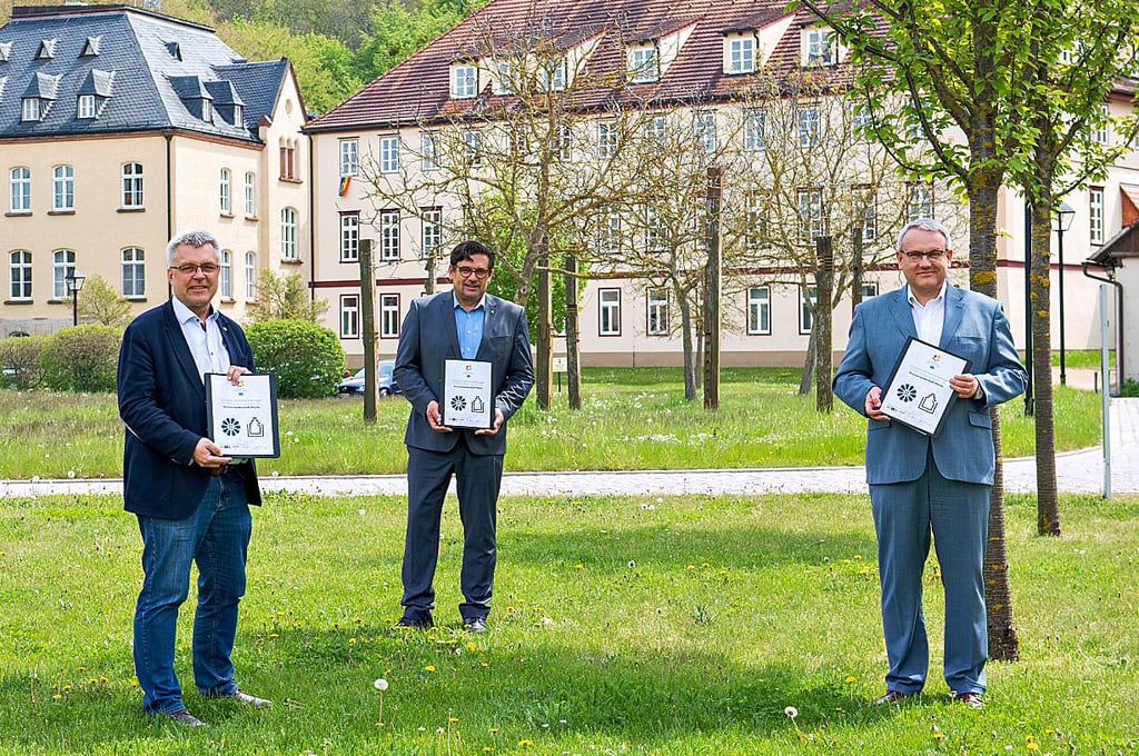 Die Stadt Naumburg und der Burgenlandkreis unterstützen den Aufbau des „Meistergartens“ von Schulpforte. OB Bernward Küper (l.), Amtsnachfolger Armin Müller sowie Landrat Götz Ulrich (r.) unterzeichneten dafür einen Kooperationsvertrag, der vor allem die finanzielle Seite des Projekts sichert.