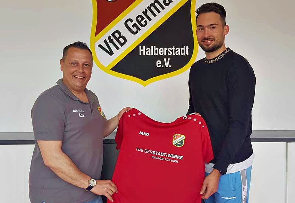 Enrico Gerlach (links), Sportlicher Leiter der Regionalliga-Mannschaft, präsentiert die Vertragsverlängerung von Patrick Baudis.