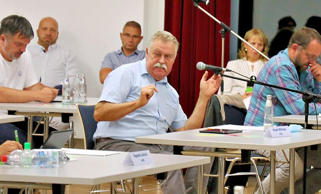 CDU-Ratsherr Jürgen Böttcher (mittig) ist der Sprecher der Initiativgruppe Süd, die verhement un d letztlich erfolgreich ein Bürgerbudget eingefordert hat. Das allerdings soll nur zum Tragen kommen, wenn die Haushaltslage es zulässt, so die Ausgangssituation vor der Sitzung des Hauptausschusses am kommenden Montag.