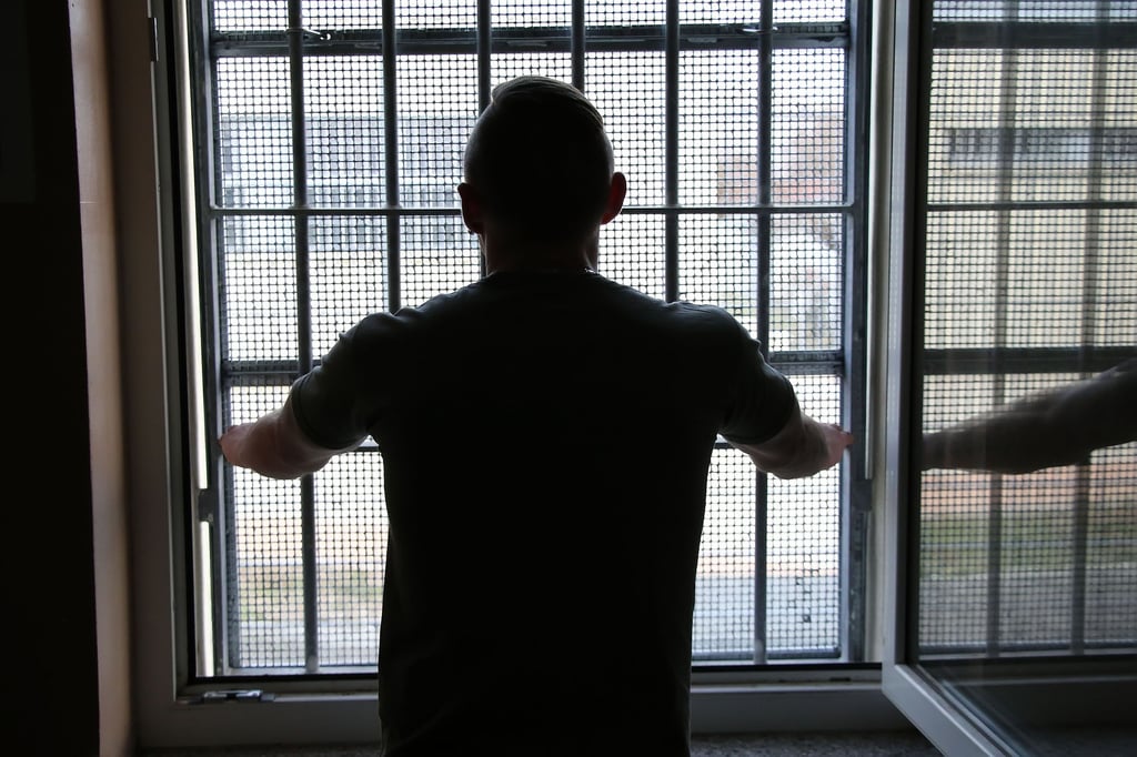 Ein Mann steht in einer Justizvollzugsanstalt