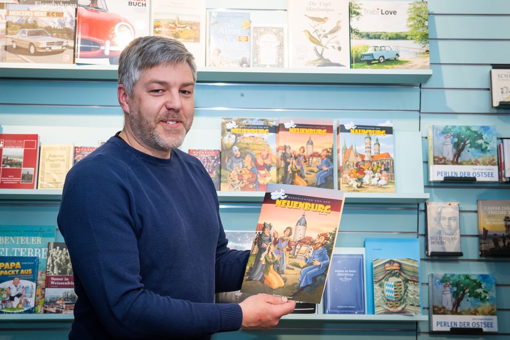 Herausgeber René Matthes zeigt in der Naumburger Gutenberg-Buchhandlung den zweiten Comicband zur Neuenburg.