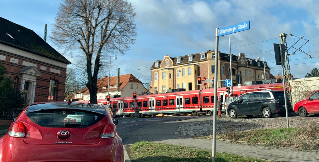 Der Bahnübergang in der Glindenberger Straße muss vom 18. bis 19. Mai 2021 erneut vollgesperrt werden. Umleitungen sind ausgeschildert.