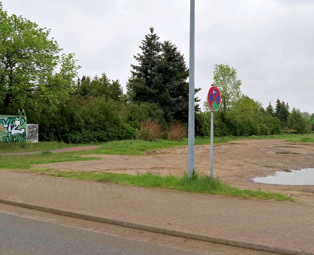Seit Jahren eine ungenutzte und ungepflegte Fläche im Gewerbegebiet West. Dort möchte sich das Unternehmen K-Nord aus Ganderkesee mit einer Anlage zur Aufbereitung von unbedenklichen Bohrschlämmen ansiedeln. Ein Schallschutz zum Friedhof wurde bereits zugesichert.