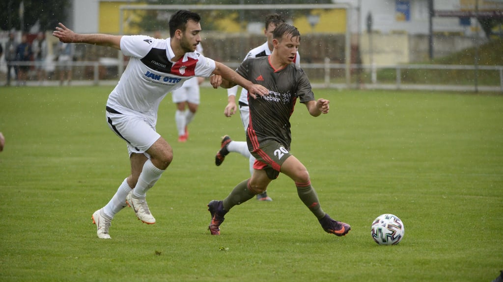 Für Daniel Stehr (rechts) und den SSV 80 Gardelegen könnte es in der Verbandsliga in der kommenden Saison „kuschlig“ werden. Bis zu 20 Teams sind geplant.