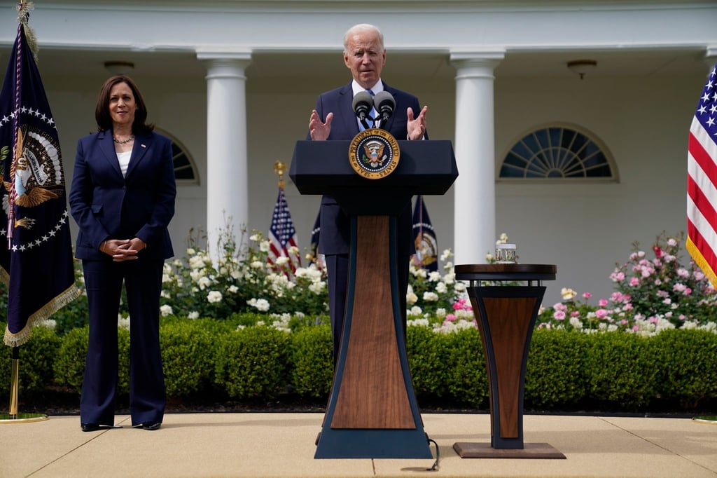 Joe Biden, Präsident der USA, spricht im Beisein von Vizepräsidentin Kamala Harris im Rosengarten des Weißen Hauses über die aktuellen Richtlinien zur Maskenpflicht.