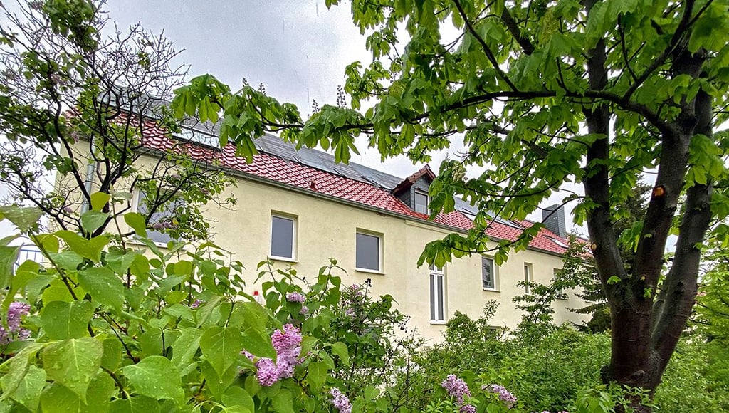 Wer kauft dieses Haus? Vor sechs Jahren wurde das für Flüchtlinge vorgesehene Gebäude in Tröglitz angezündet.