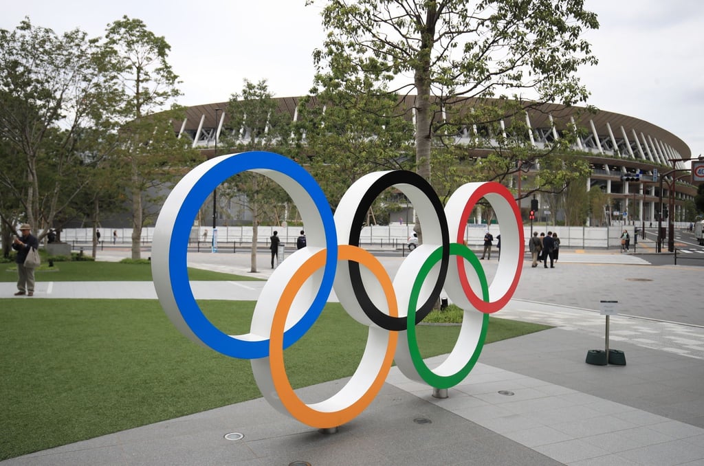 Die Olympischen Ringe stehen vor dem Olympiastadion in Tokio.
