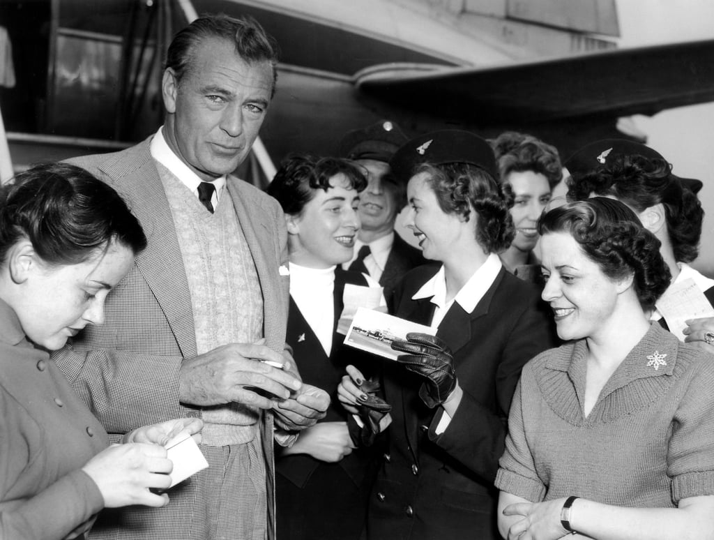 Der US-amerikanische Schauspieler Gary Cooper 1953 zu Besuch in Deutschland - umlagert von Verehrerinnen.