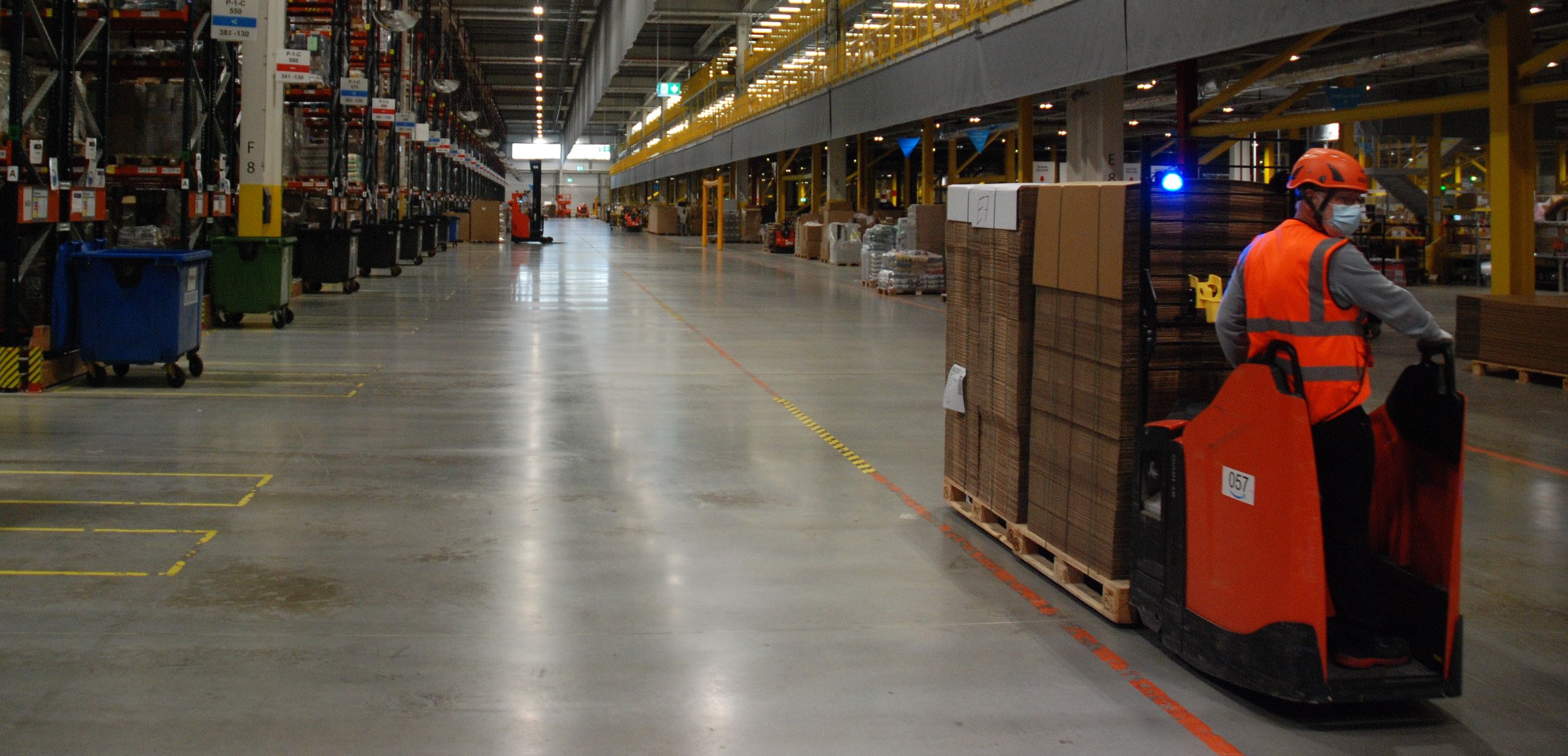 Im Logistikzentrum  Sülzetal lagert Amazon etwa vier Millionen Artikel auf einer Fläche von  100.000 Quadratmetern. 