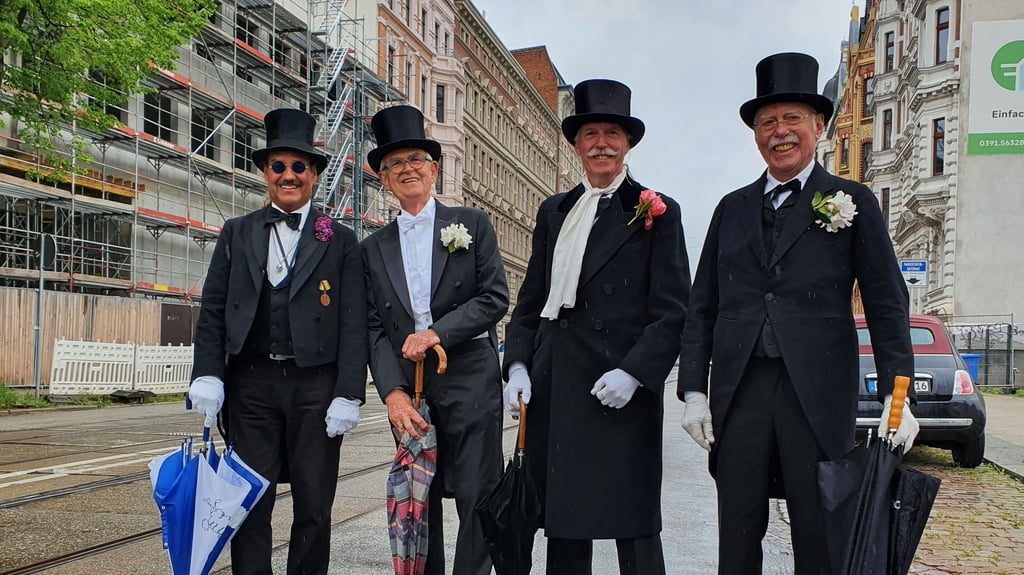 Die Freunde Udo Möbus aus Magdeburg, Hans Jürgen Winkelmann aus Gerwisch, Bernd Rosenkranz aus Magdeburg und Günter Schoeps aus Hohenwarthe lassen sich nicht vom Regen beirren und feiern gemeinsam Herrentag in Magdeburg.