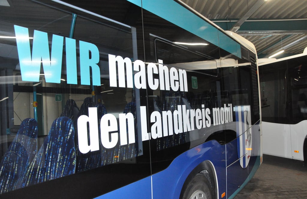 Ein neugestalteter Bus soll die Verbundenheit der NJL zur Region und ihren Menschen zeigen.