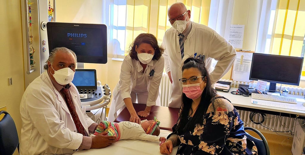 Jessica Bernau mit Tochter Tilda. Von links: Dr. Salmai Turial, Oberärztin Dr. Selinde Mertz und Oberarzt Dr. Hardy Krause.