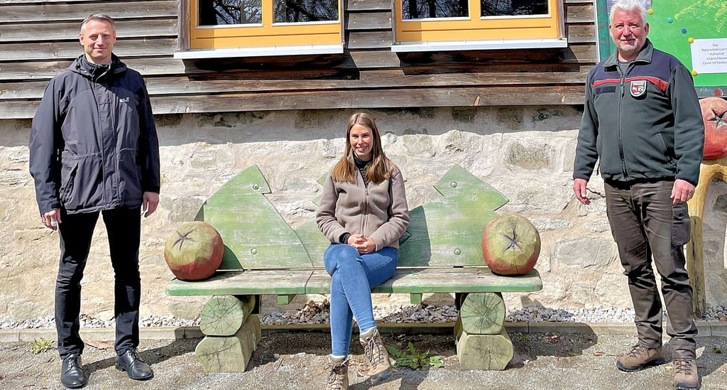 Commerzbank-Mitarbeiter Andreas Prescher (links) und Hohnehof-Chef Henning Möller (rechts) begrüßen die neue Umweltpraktikantin Larissa Jüttner im Nationalpark Harz. Drei Monate verbringt sie im Naturerlebniszentrum bei Drei Annen Hohne.