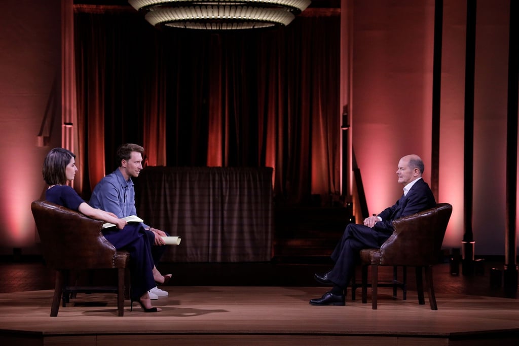 Olaf Scholz (r), SPD-Kanzlerkandidat und Vizekanzler, im Gespräch mit den Moderatoren Linda Zervakis (l) und Louis Klamroth.