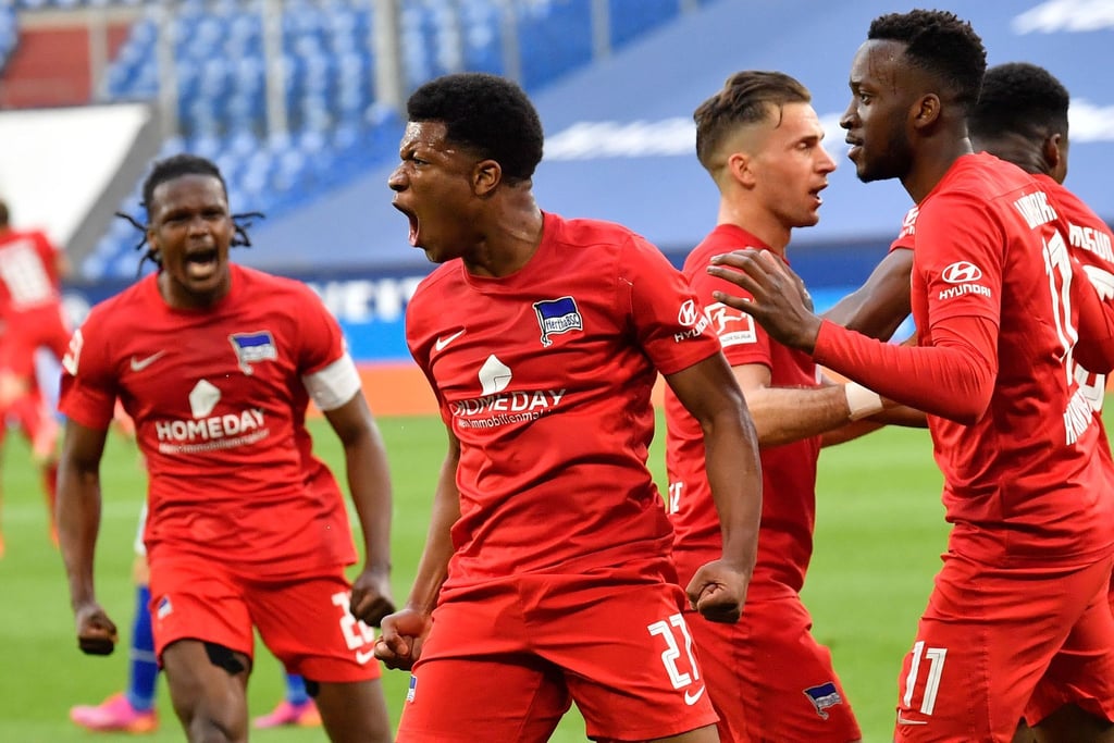 Herthas Stürmer Jessic Ngankam (2.v.l.) bejubelt sein Tor zum 1:2 mit Teamkollegen Dedryck Boyata (l), Peter Pekarik (2.v.r.) und Dodi Lukebakio (r).