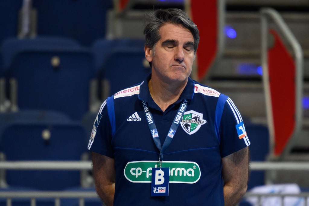 Hannovers Trainer Antonio Carlos Ortega steht mit geschlossenen Augen am Spielfeldrand.