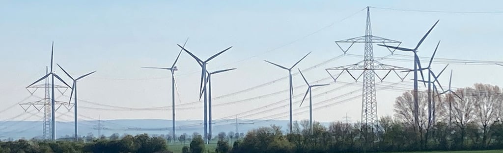 Windräder und eine Hochspannungsleitung bei Schwanebeck im Norden des Harzkreises. Mehr als 64 000 Kilometer beträgt die Länge der Stromnetze der Avacon AG, in denen auch der im Norden Deutschlands erzeugte Windstrom transportiert wird.