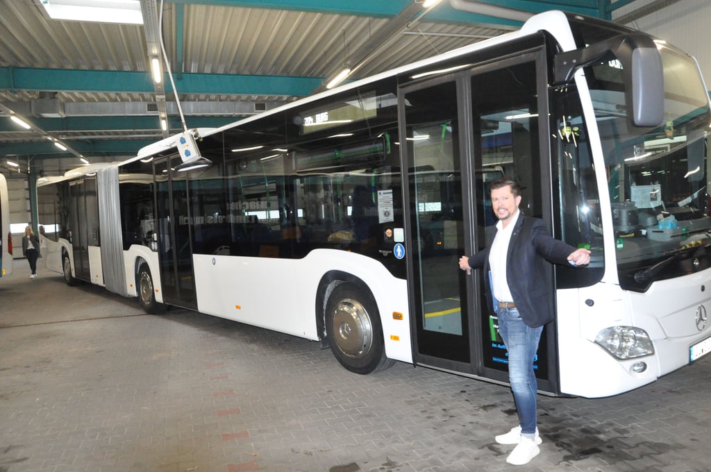 NJL-Geschäftsführer Thomas Schlüter und Prokuristin Daniela Kramper präsentieren den neuen 18-Meter-Bus. Er kann bis zu 140 Fahrgäste befördern.