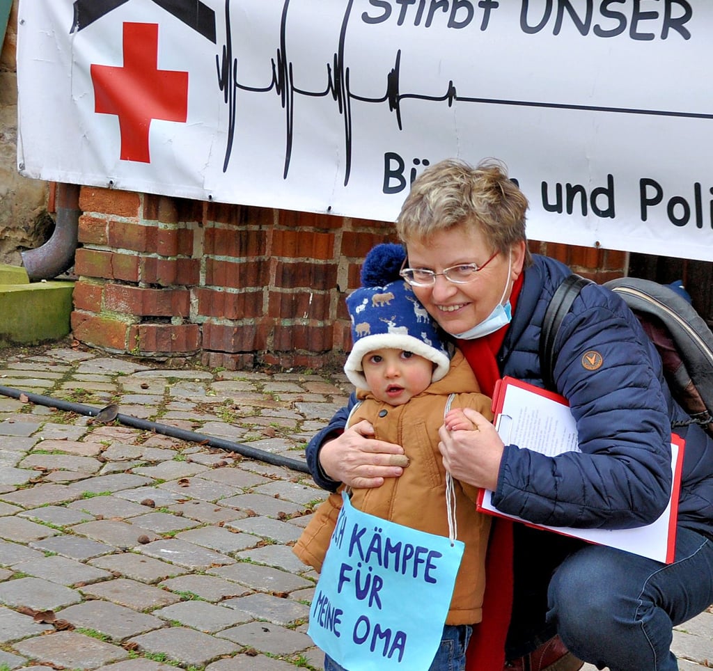Sandra Braun kämpft seit Januar 2020 für die Gesundheitsversorgung in Havelberg. Oft dabei ist Enkel Helge, der bei den zig Donnerstags-Demos auf dem Domplatz das Laufen gelernt hat.