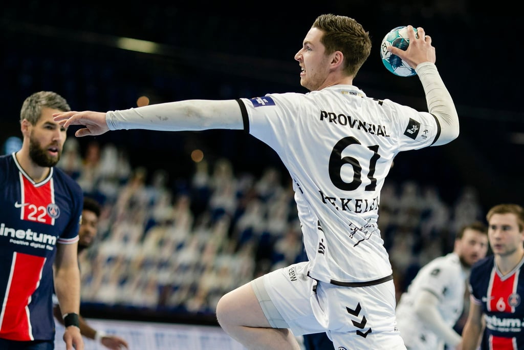 Kiels Hendrik Pekeler (r) geht gegen Paris Saint-Germains Luka Karabatic (l) hoch zum Wurf.