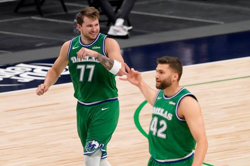 Siegreich mit den Mavericks: Luka Doncic (l) und Maxi Kleber.