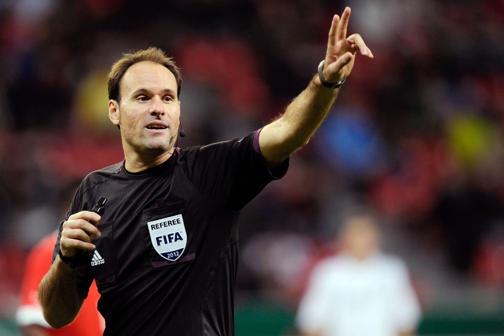 Der spanische Schiedsrichter Antonio Miguel Mateu Lahoz gestikuliert auf dem Feld.