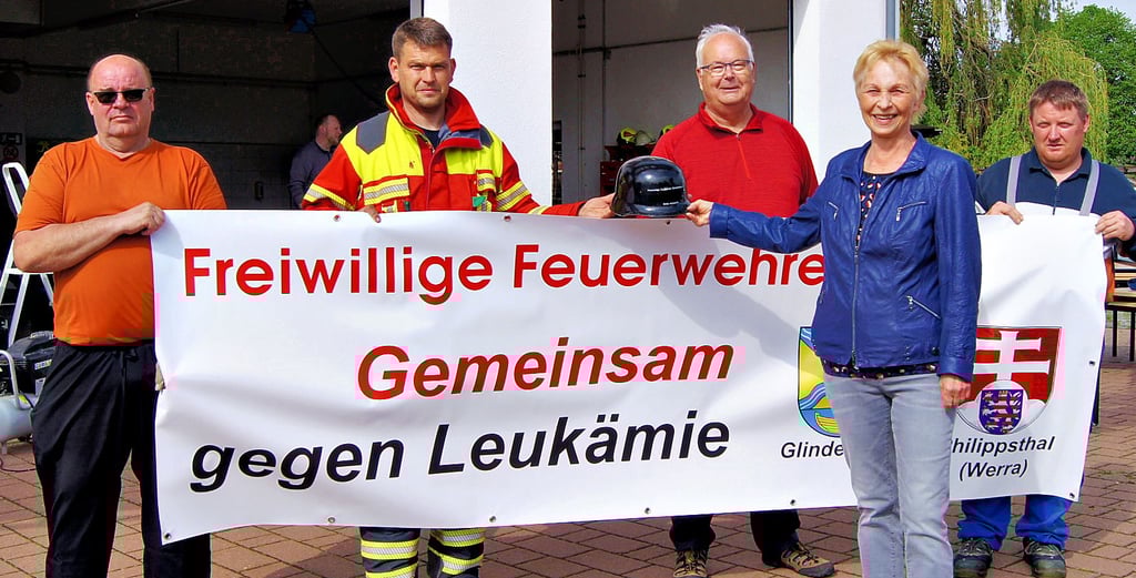 Glindenbergs Feuerwehrleute (v.l.) Frank Schulze, Ortswehrleiter Andy Opitz, Fördervereinsvorsitzender Dietmar Fritze, Ortsbürgermeisterin Gerhild Schmidt sowie Matthias Kühne hoffen auf viele Bürger, die zur Typisierung kommen. Bei der Partnerfeuerwehr Philippsthal kamen über 70 Bürger.
