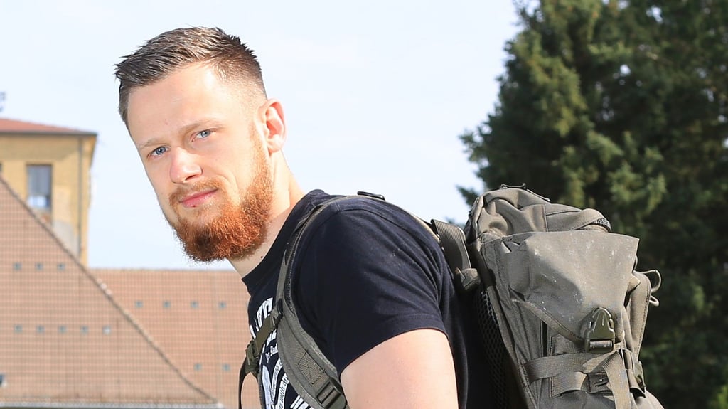 Friedrich "Fritz" Meinecke posierte bei Dreharbeiten der TV-Reihe "Lost Places" im Jahr 2016 vor der ehemaligen nationalsozialistischen Eliteschule in Ballenstedt im Harz.