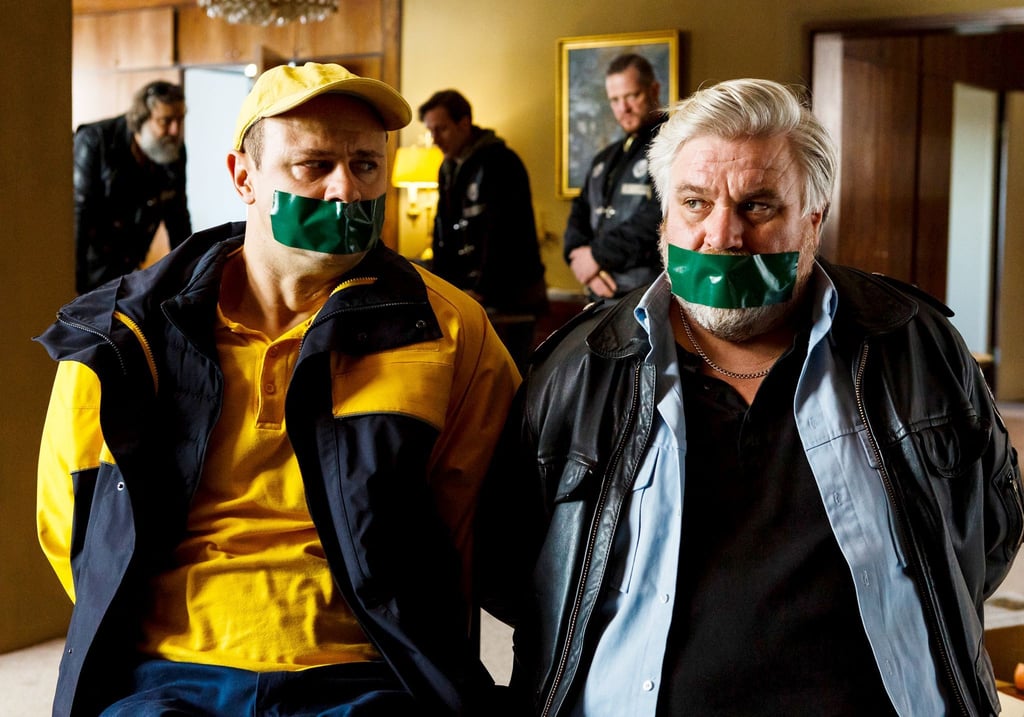 Dorfsheriff Koops (Aljoscha Stadelmann, r) und Postbote Heiner (Moritz Führmann) in der Klemme.