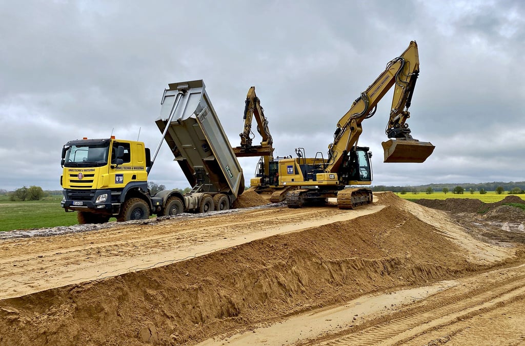 Mit schwerer Technik wird bei Rösa am Polderdeich 1 gearbeitet. Der Deichabschnitt ist 1,2 Kilometer lang.