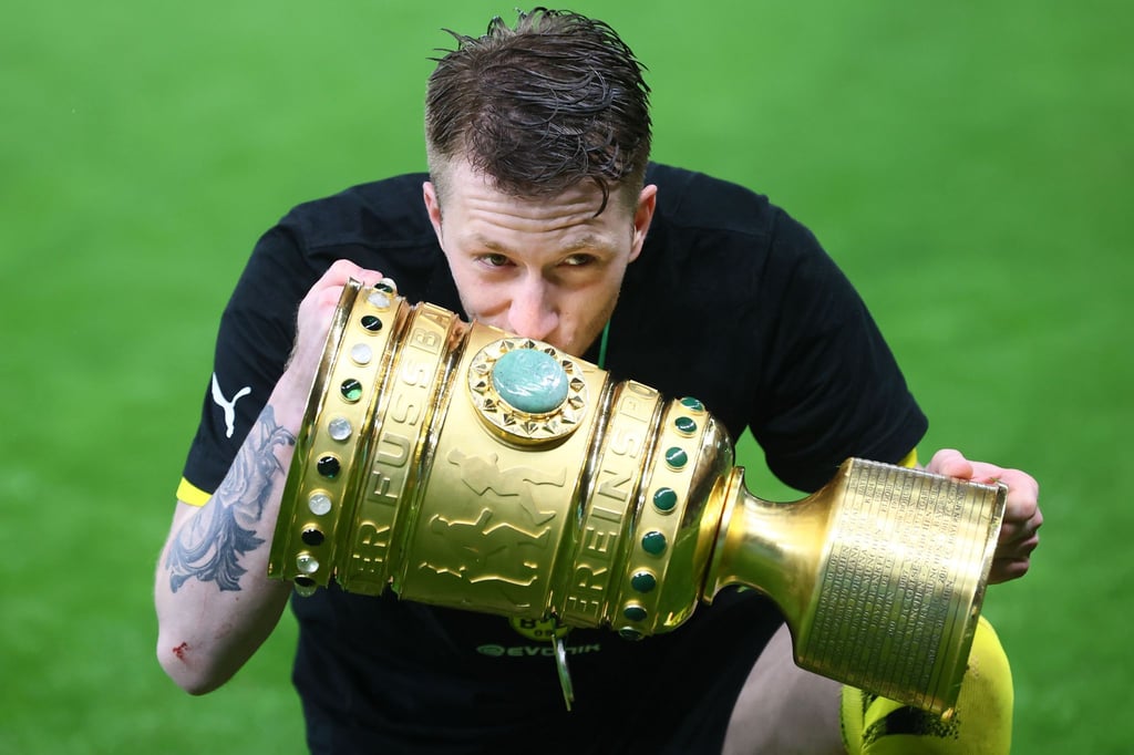 Kuss für den Pott: Marco Reus feiert den Pokalsieg.