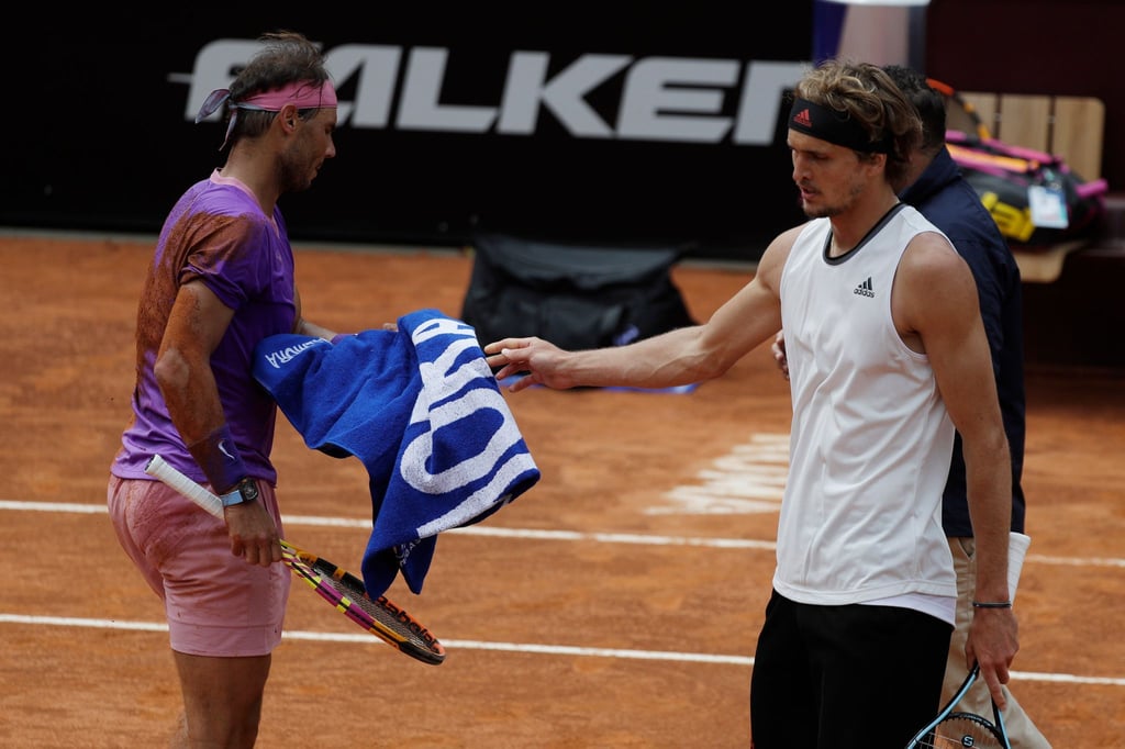 Musste sich in Rom Rafael Nadal (l) geschlagen geben: Alexander Zverev.