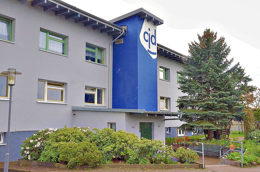 Evakuiertes CJD-Wohnheim Böddenstedter Weg: Dass es hier vorgestern Abend gebrannt hat, ist von außen nicht zu sehen.