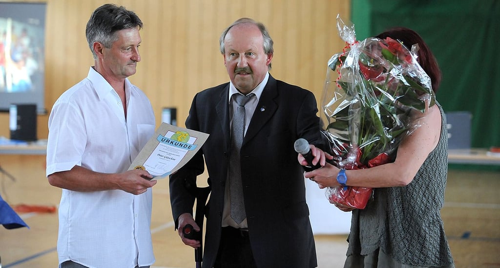 Die Bogensportabteilung des Kuhfelder SV um Peter Gütschow (links) feierte im Jahr 2016 den 10. Geburtstag. Die Glückwünsche des KSB überbrachte Norbert Block.