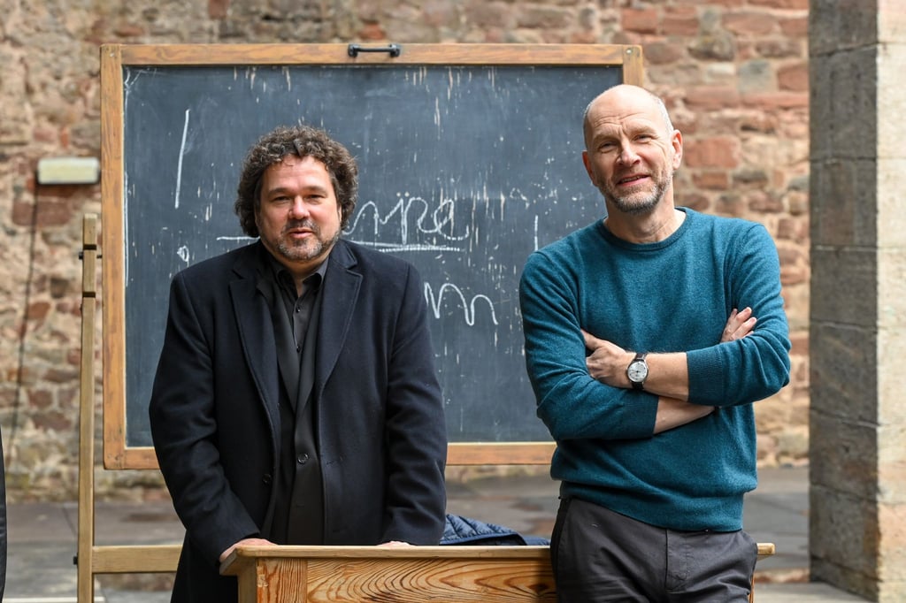 Joern Hinkel (l), Intendant der Bad Hersfelder Festspiele, und der Schauspieler Götz Schubert stellen das dezimierte Theater-Programm für diesen Sommer vor.