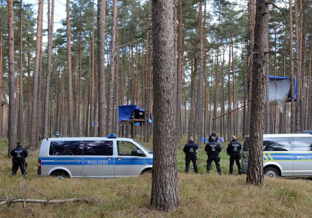 Polizeieinsatz im besetzten Losser Wald bei Seehausen.