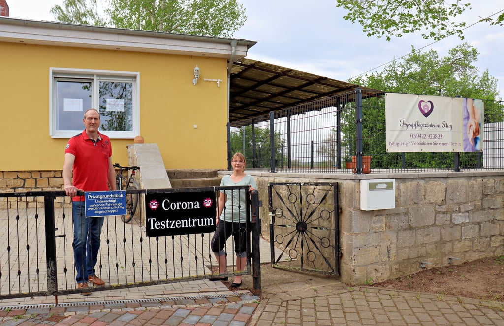 Ortsbürgermeister Olaf Beder und Maja Dunker am Eingang zum Corona-Testzentrum in der Tagespflege Badersleben.
