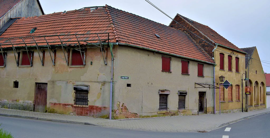 Das alte Gasthaus in Kreischau, dessen Wände teilweise aus Lehm sind, ist schon lange Zeit notgesichert.