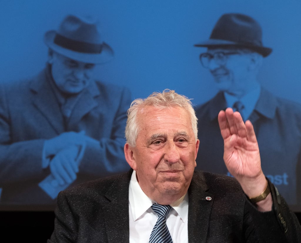 Egon Krenz winkt im Russischen Haus der Wissenschaft und Kultur.