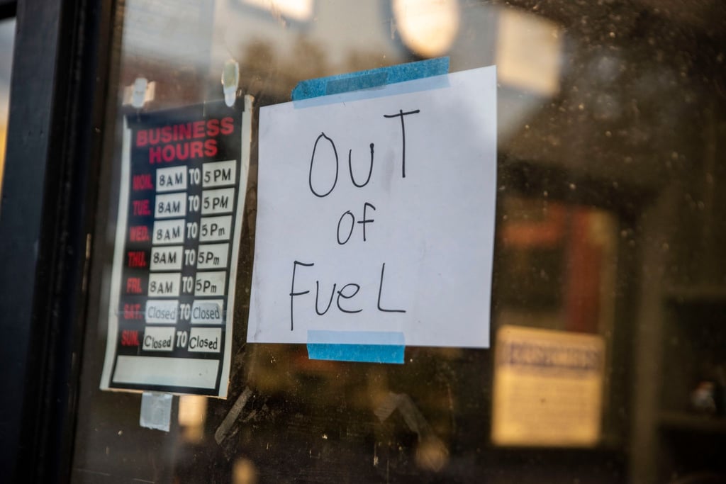 Ein Schild mit der Aufschrift „Out of Fuel“ ist an das Fenster einer Exxon-Tankstelle in Lynchburg angebracht.